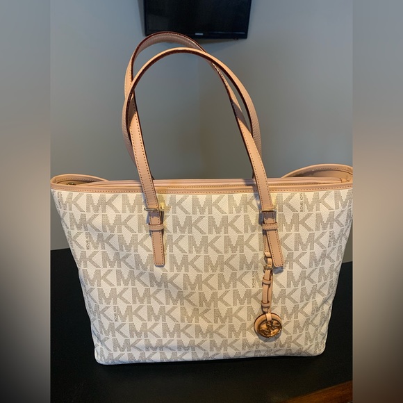 Handbags - Michael Kors Jet Set Travel